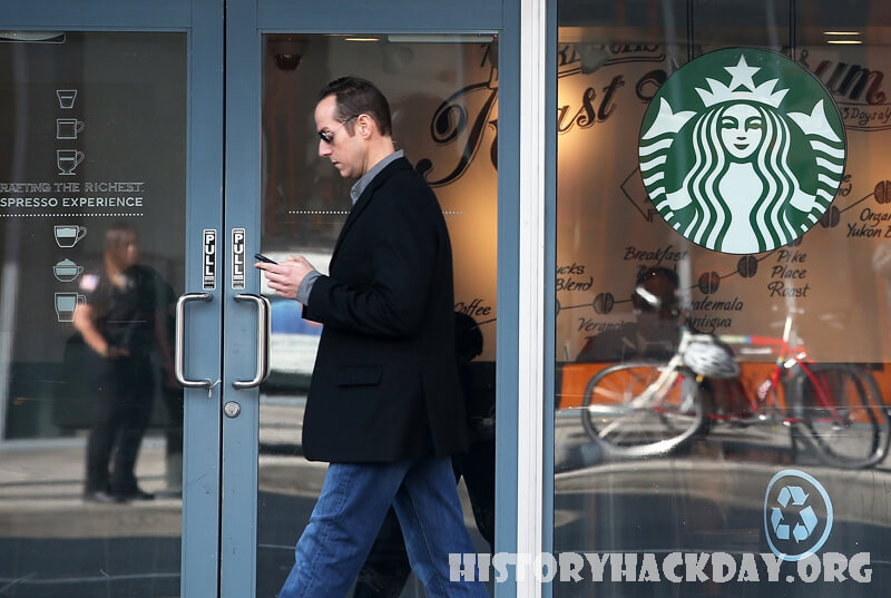 Starbucks ขึ้นค่าแรงแรงงานสหรัฐ หลังความพยายามของสหภาพแรงงานใกล้เข้ามา สตาร์บัคส์กล่าวเมื่อวันพุธว่า บริษัทกำลังขึ้นเงินเดือนพนักงานในสหรัฐฯ 