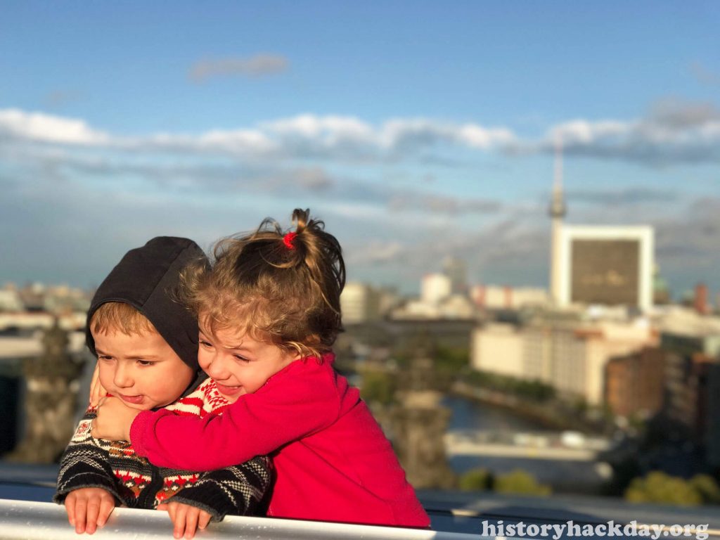 เด็กยูเครนหาห้องเรียนที่อบอุ่นในเบอร์ลิน ผู้ลี้ภัยชาวยูเครน Mariia Kerashchenko จับมือลูกสองคนของเธออย่างแน่นหนา ขณะที่เธอเดินผ่านลาน