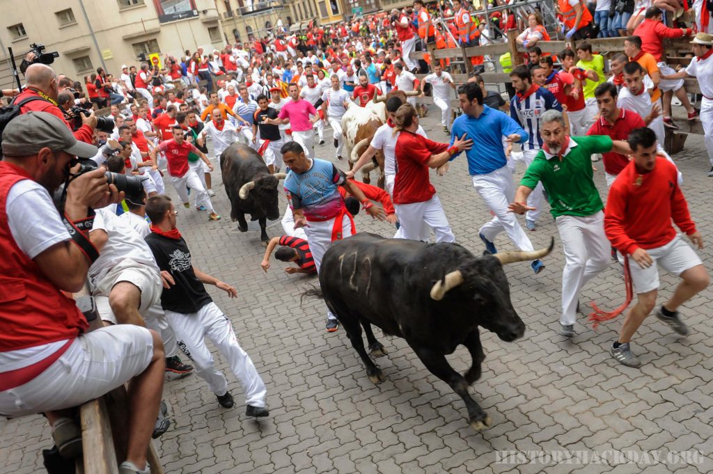 เทศกาล Bull Run อันโด่งดังของสเปนกลับมาอีกครั้ง หลังจากหายไป 2 ปี ผู้เฉลิมฉลองหลายพันคนปะทุขึ้นในการเฉลิมฉลองเมื่อวันพุธ ขณะที่