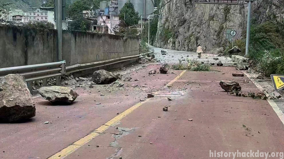 แผ่นดินไหวรุนแรงเขย่าจีน ตะวันตกเฉียงใต้ แผ่นดินไหวรุนแรงคร่าชีวิตผู้คนไปอย่างน้อย 7 คน ทำให้เกิดดินถล่ม และเขย่าขวัญผู้อยู่อาศัยในเมืองใหญ่