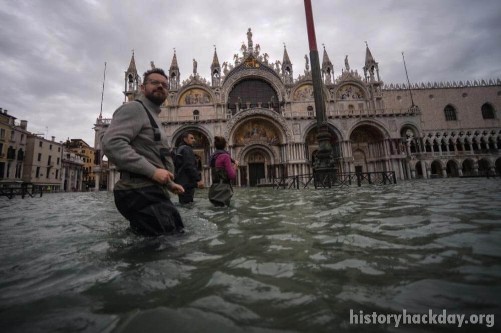 น้ำท่วมในอิตาลีคร่าชีวิต 10 ราย น้ำท่วมฉับพลันในหลายเมืองในวันศุกร์ที่บริเวณเนินเขาทางตอนกลางของอิตาลี หลังฝนตกหนักเป็นเวลาหลายชั่วโมง