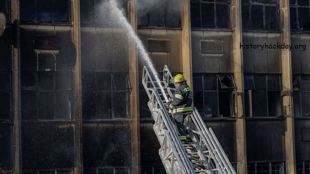 ไฟไหม้อาคารในเมืองโจฮันเนสเบิร์ก เสียชีวิตอย่างน้อย 74 ราย มีผู้เสียชีวิตหลายสิบคนในเหตุเพลิงไหม้ซึ่งท่วมอาคาร 5 ชั้นแห่งหนึ่งใจกลางโจฮัน