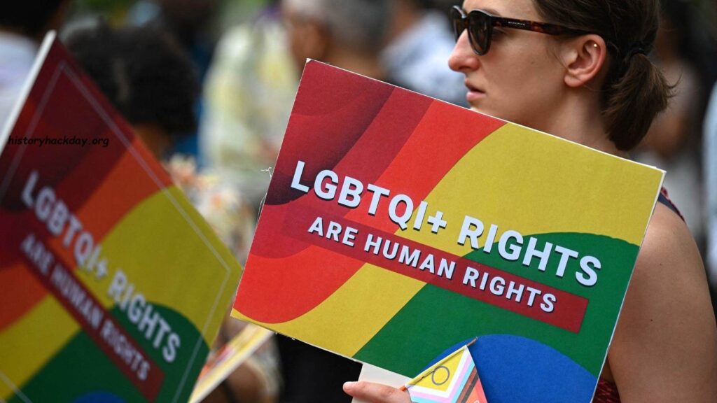 กฎหมายแคลิฟอร์เนียฉบับใหม่ปรับปรุงการคุ้มครอง LGBTQ+ ผู้ว่าการรัฐแคลิฟอร์เนีย Gavin Newsom ได้ลงนามในร่างกฎหมายหลายฉบับเมื่อวันเสาร์