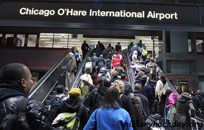 ชิคาโกรับผู้อพยพหลายร้อยคนที่สนามบิน ชิคาโกต้องเผชิญกับการตอบโต้อย่างไม่มั่นคงต่อจำนวนผู้ขอลี้ภัยที่เดินทางมาโดยเครื่องบินซึ่งซ่อนตัวอยู่