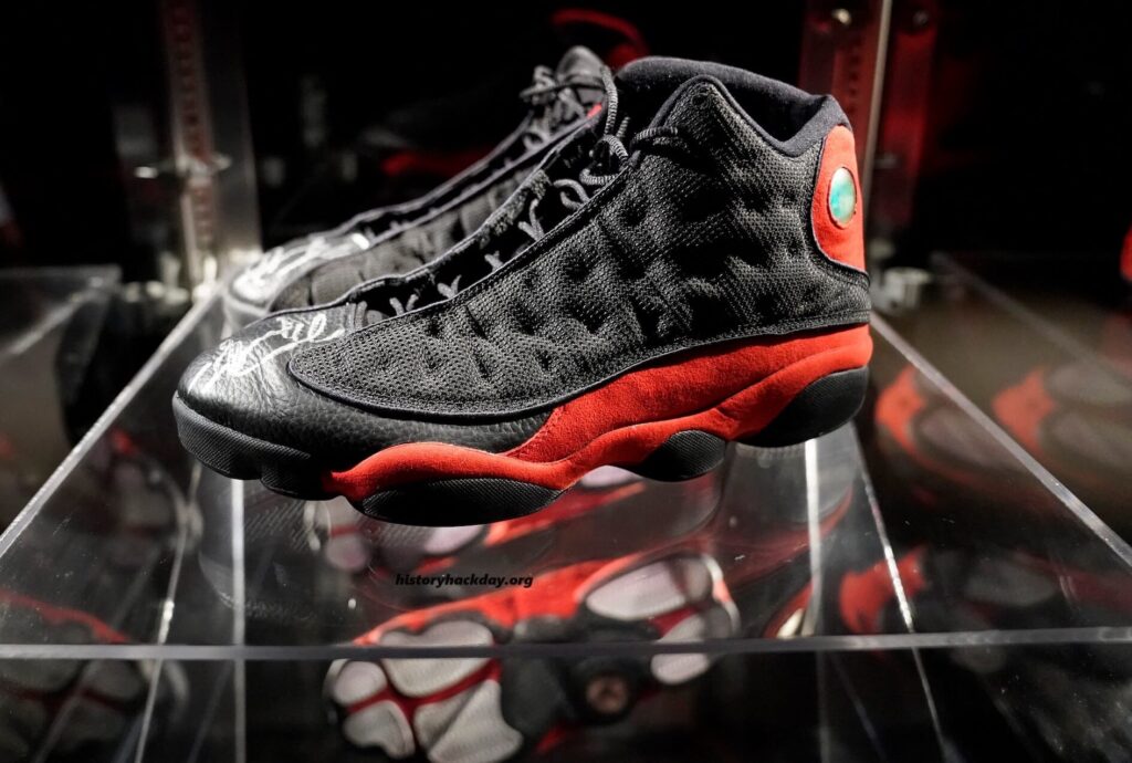 การประมูลรองเท้า Michael Jordan สร้างสถิติใหม่ คอลเลกชันรองเท้าผ้าใบที่ซูเปอร์สตาร์ ไมเคิล จอร์แดน สวมในขณะที่เขาและทีมชิคาโก บูลส์