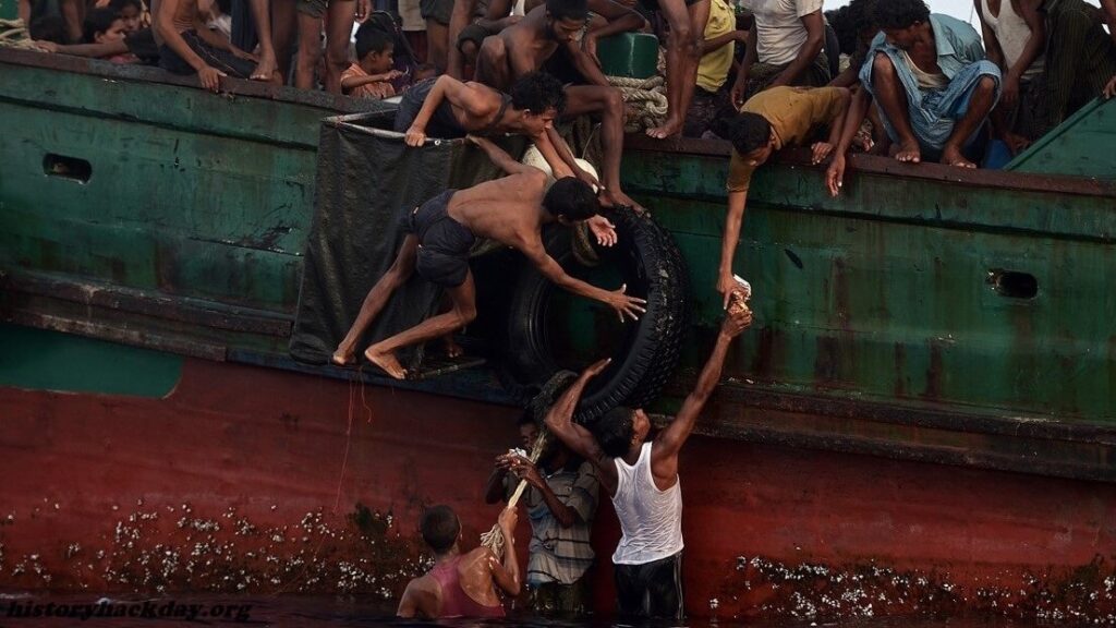 ผู้ลี้ภัยโรฮิงญาได้รับการช่วยเหลือจากเรือล่ม เรือค้นหาและกู้ภัยของอินโดนีเซียพบเรือไม้ล่มลำหนึ่งที่บรรทุกผู้ลี้ภัย ชาวมุสลิมโรฮิงญาหลายสิบ