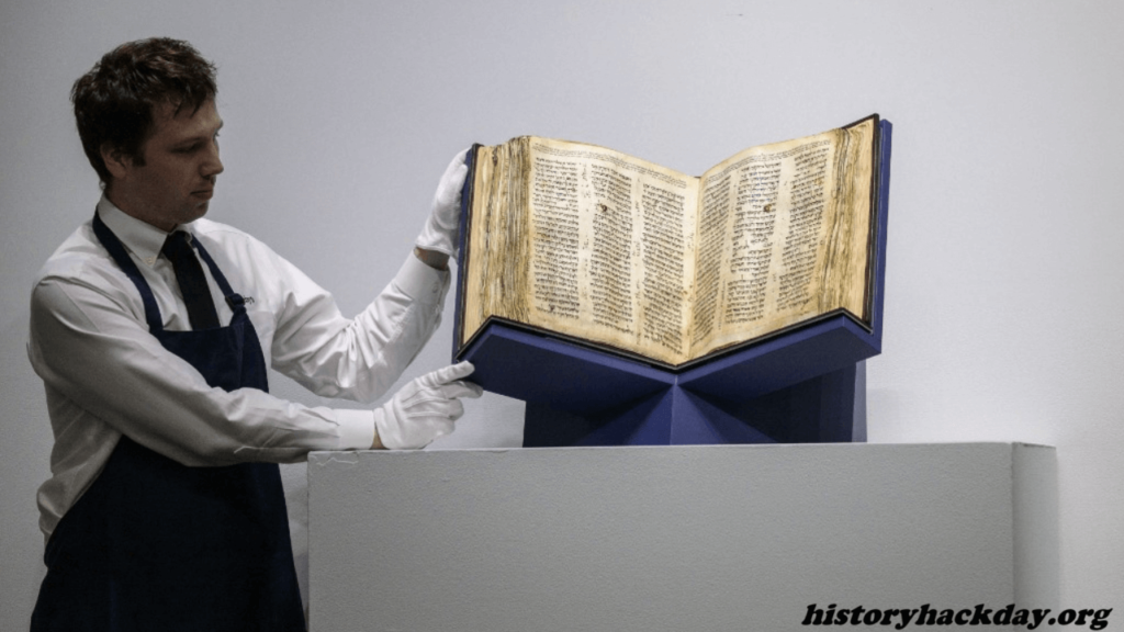 รัฐธรรมนูญสหรัฐฯ ฉบับหายากถูกนำไปประมูล เซธ คาลเลอร์ นักประเมินและนักสะสมเอกสารประวัติศาสตร์กำลังกางแผ่นกระดาษกว้างๆ บนโต๊ะ เอกสาร